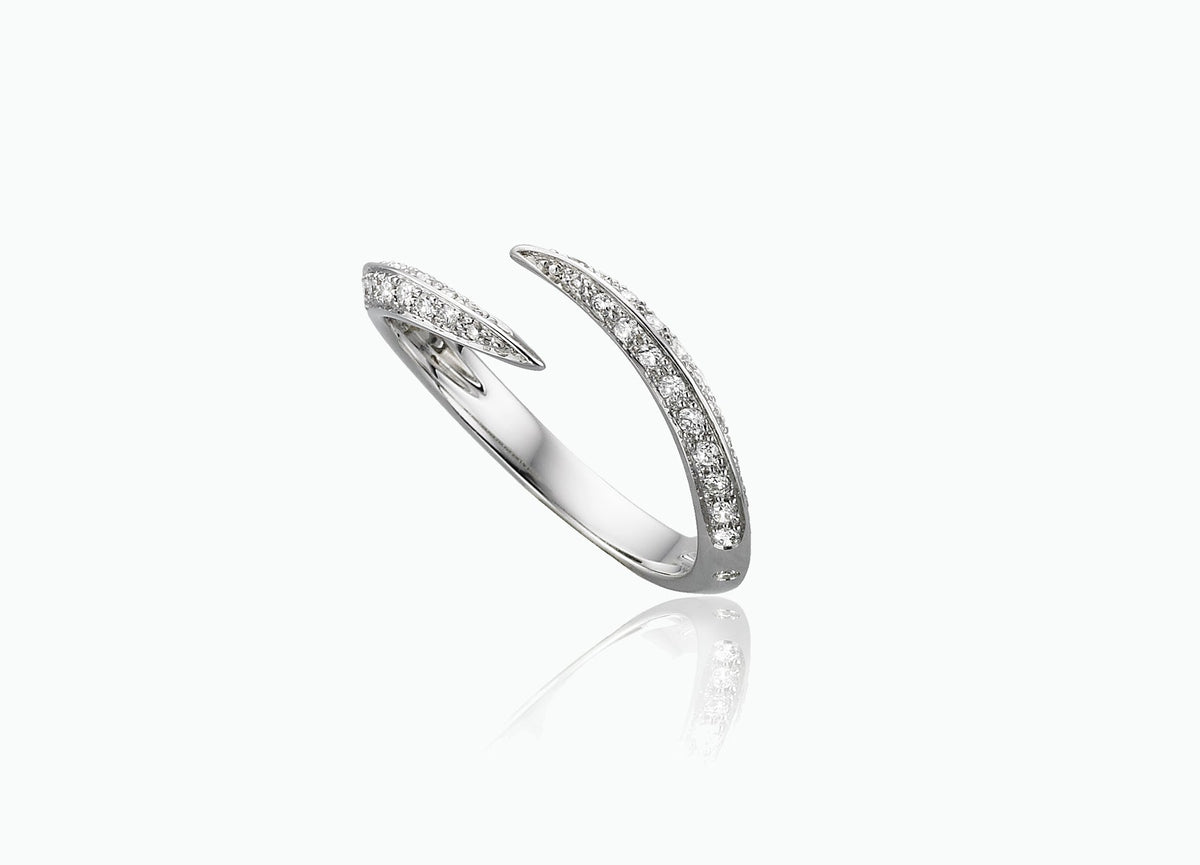 BLACK STAR SINGLE CLAW RING WITH WHITE DIAMONDS