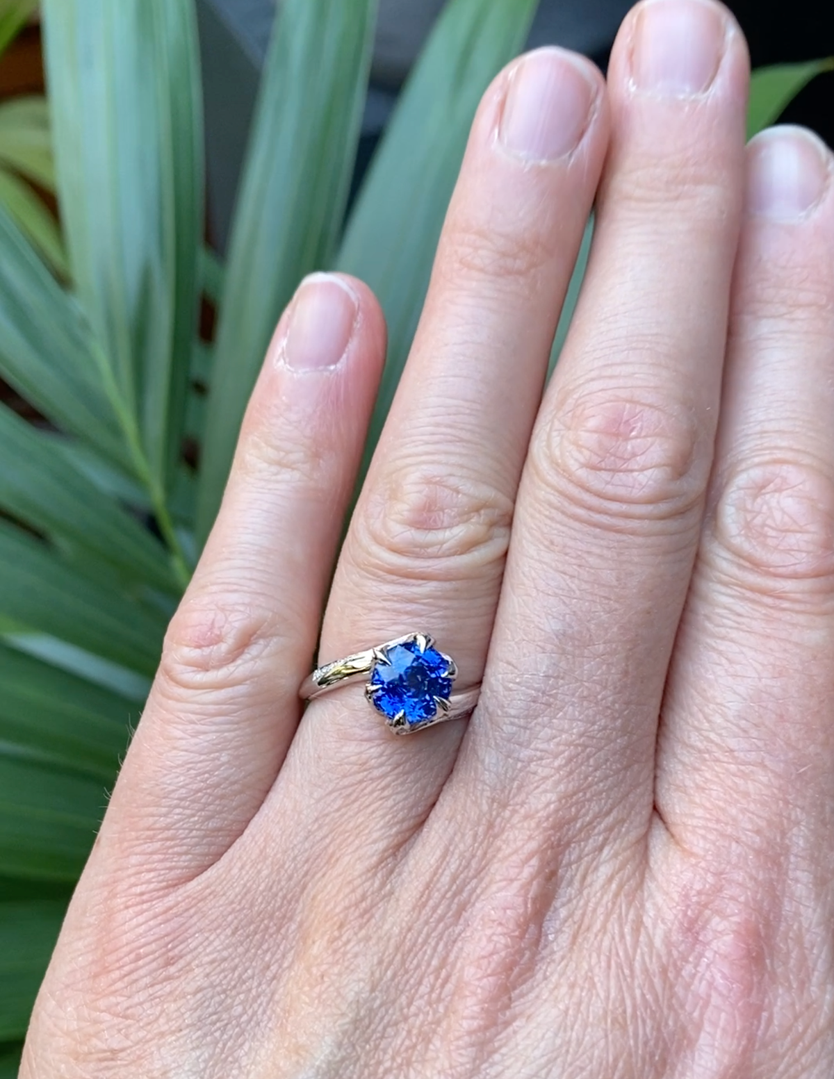 CORNFLOWER BLUE SAPPHIRE LILY PAD RING