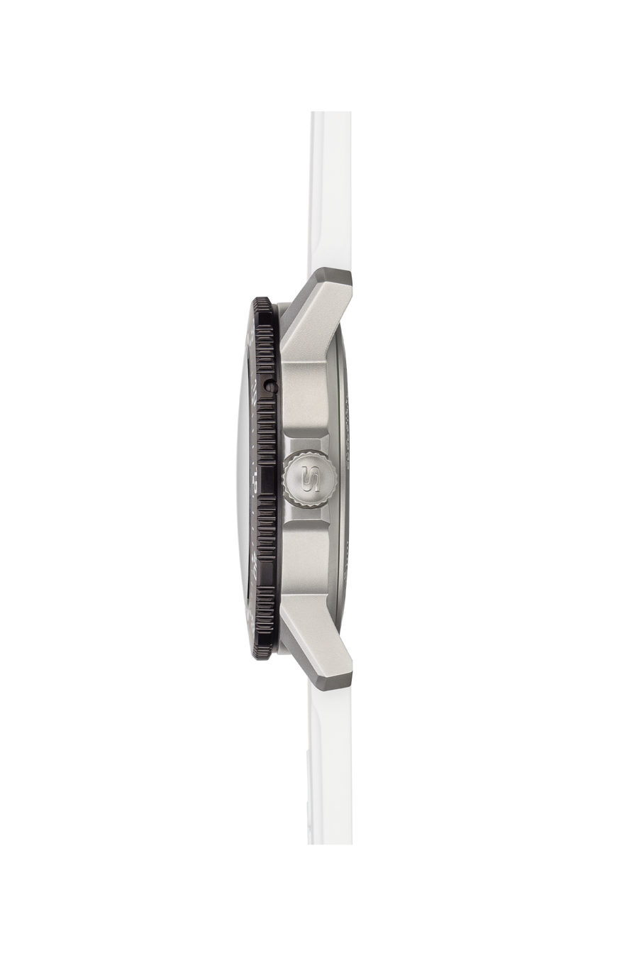 105 Eintracht – Right side view
