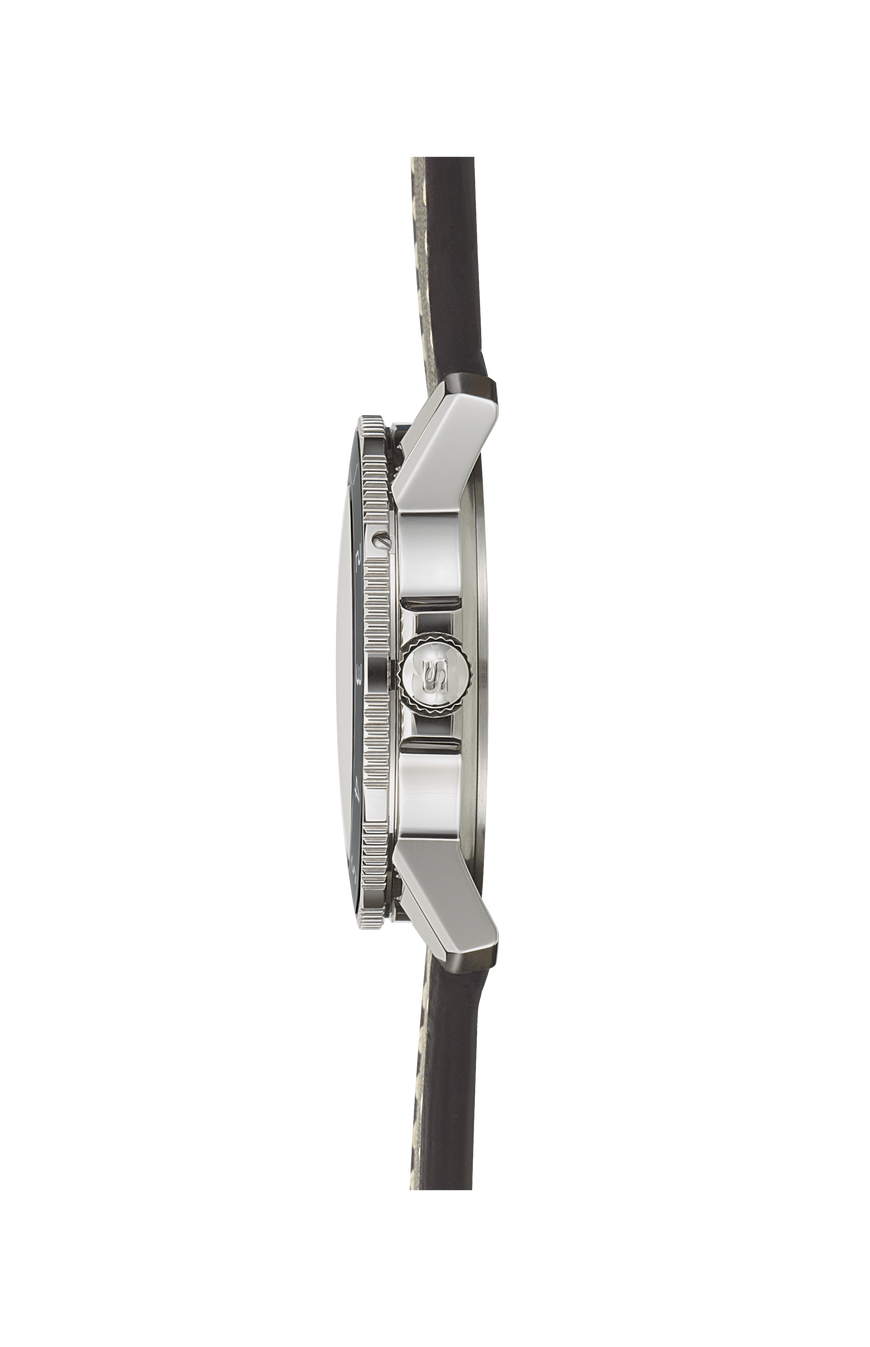 104 Classic 12 – Right side view