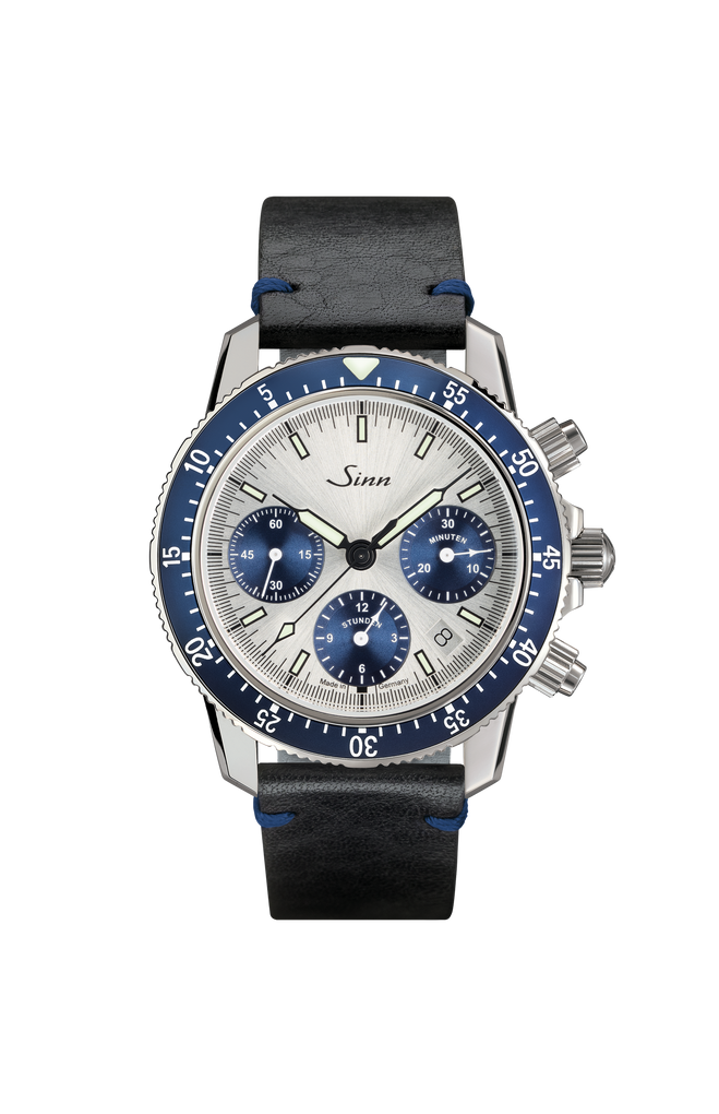 103 Klassik Dreier – Front view with strap